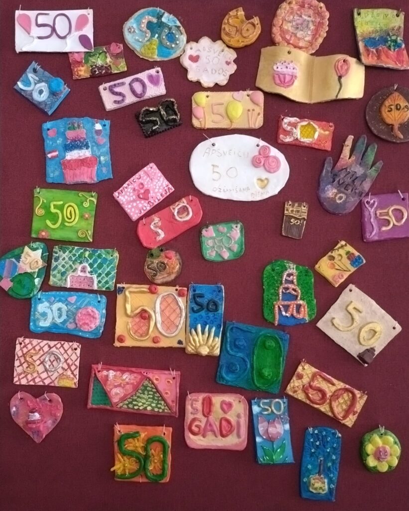 Rīgas bērnu un jauniešu centrā “Praktiskās estētikas skola” svin 50 gadu jubileju un aicina apskatīt izstādi