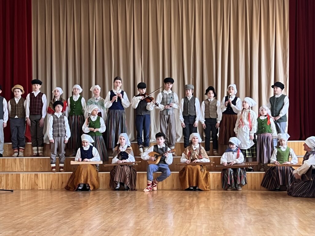 Izskanējis Rīgas bērnu un jauniešu folkloras kopu reģionālais sarīkojums