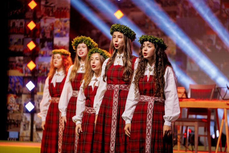Rīgas labākie vokālie ansambļi piedalās Tautas mūzikas koncertā “Dižā skaņrakstā”
