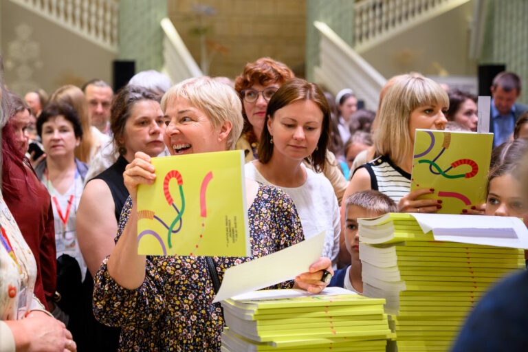 Vizuālās un vizuāli plastiskās mākslas programmu dalībnieki XIII Latvijas Skolu jaunatnes dziesmu un deju svētkos