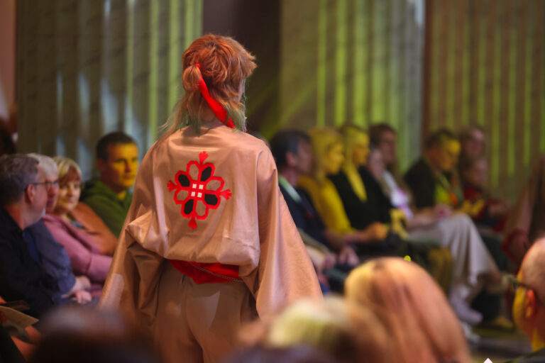 Rīgas bērnu un jauniešu darinātās tērpu kolekcijas uzmirdz XIII Latvijas Skolu jaunatnes dziesmu un deju svētku Tērpu parādē “StaroJums”