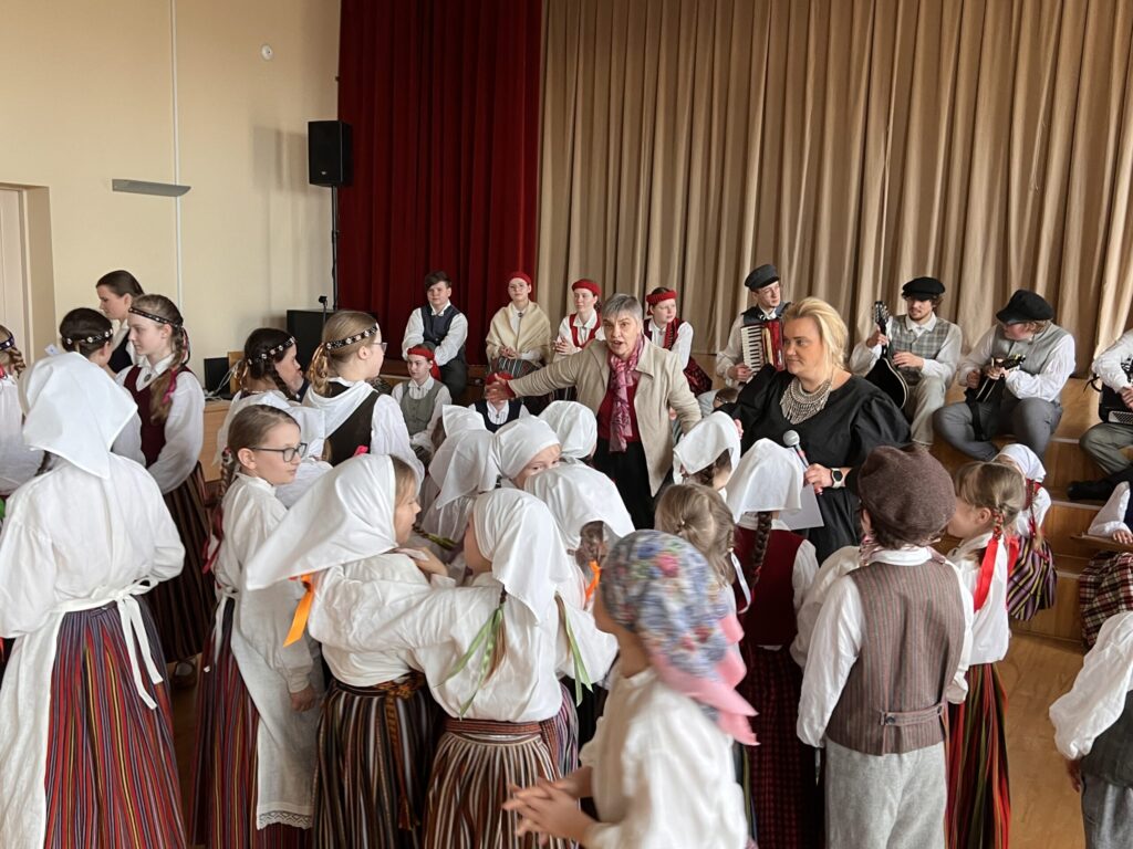 Izskanējis Rīgas bērnu un jauniešu folkloras kopu reģionālais sarīkojums