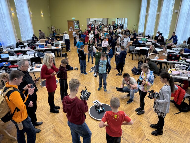 Aizvadītas ikgadējās robotikas sacensības “Rīgas Jauno tehniķu centra Robotikas kauss 2025”