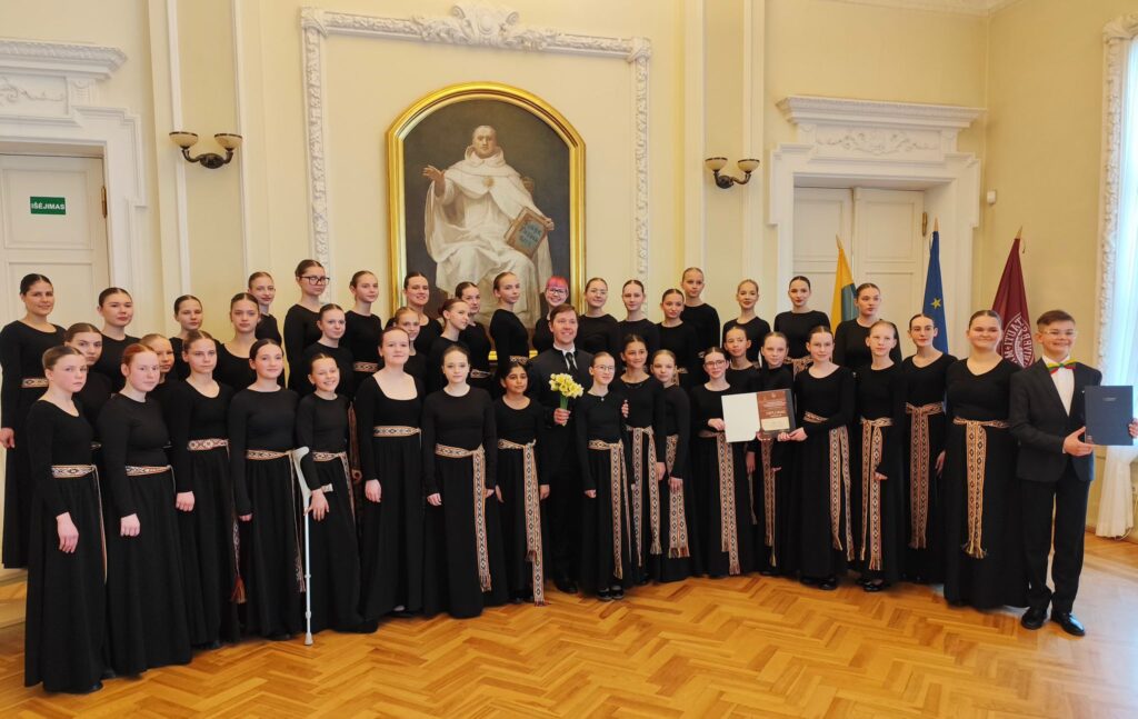 Sveicam Rīgas Lietuviešu vidusskolas 5.–12. klašu kori “Kibirkštys”