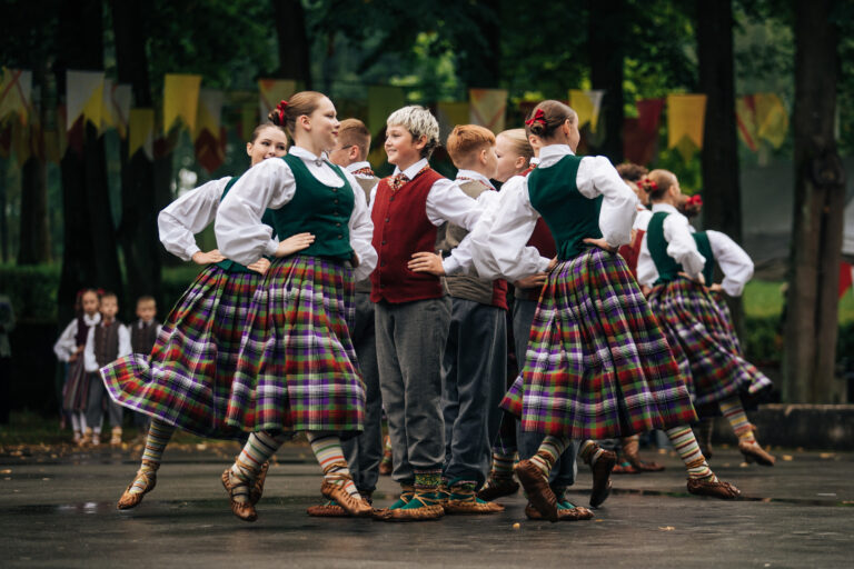 Rīgas tautas deju kolektīvi aizvadījuši dejām piepildītu vasaru