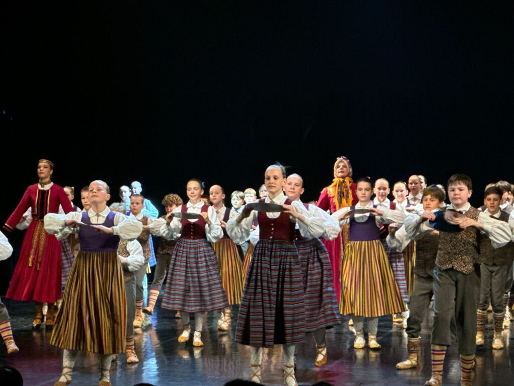 40 gadi dejas spēkā un gaismā – Skabardzēni svin!