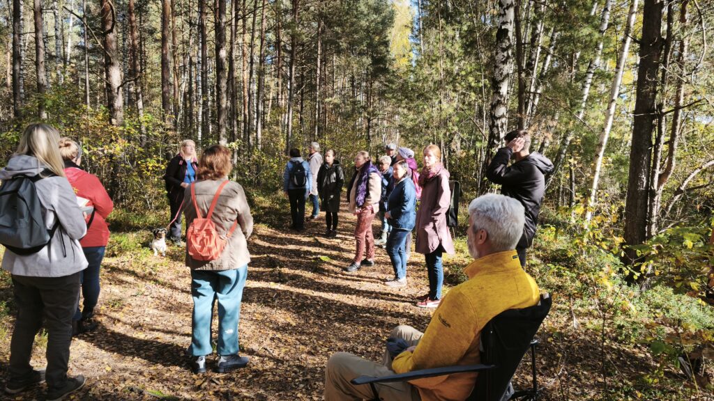 Pārgājiens kā mācību metode – pedagogi iepazīst rudens meža daudzveidību