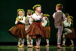 Projekta “Ozoliņis dieti gāja, Liepu veda rociņā” noslēguma koncerts