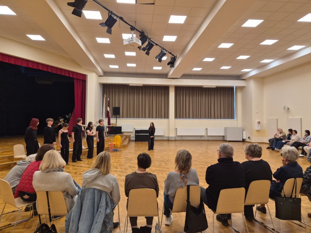 Skolotāji seminārā iepazīst Playback teātra metodi